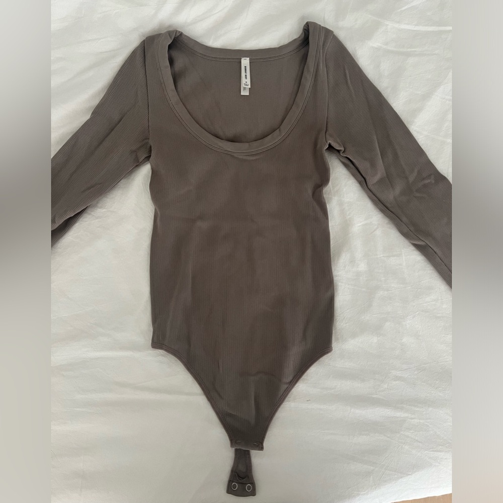Aritzia Sunday Best Romeo Seamless Bodysuit in Turner Taupe size M
